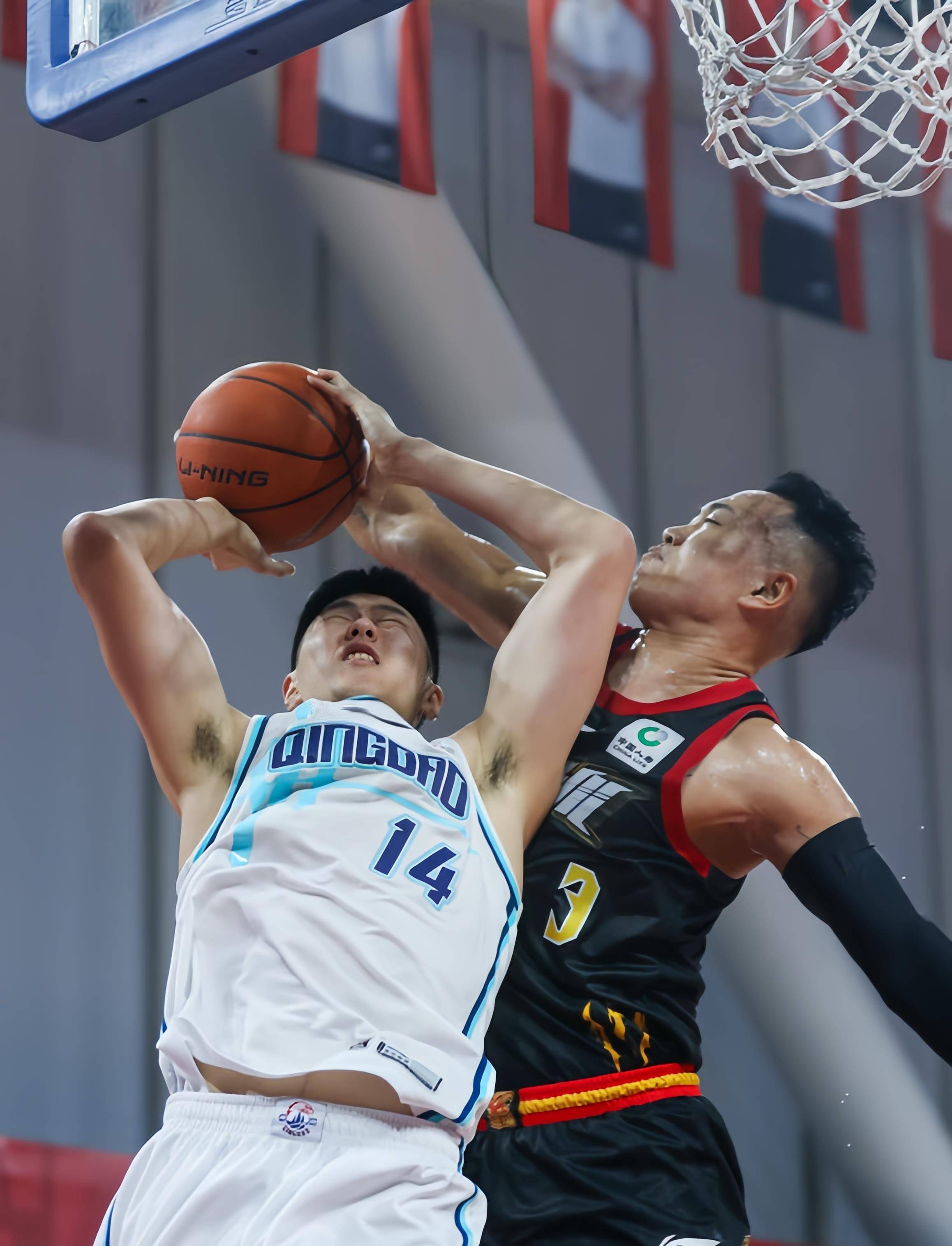 吴越金雕队对阵庐州雷霆队，乒乓球小组赛失利，内线统治篮板——新人首发惊艳的简单介绍