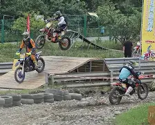  摩托声声载着村名走向幸福路 