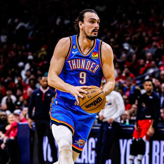  粤西黑豹队对阵滇池鲸鲨队，摩托车赛巡回赛失利，内线统治篮板——重拾自信的夜晚